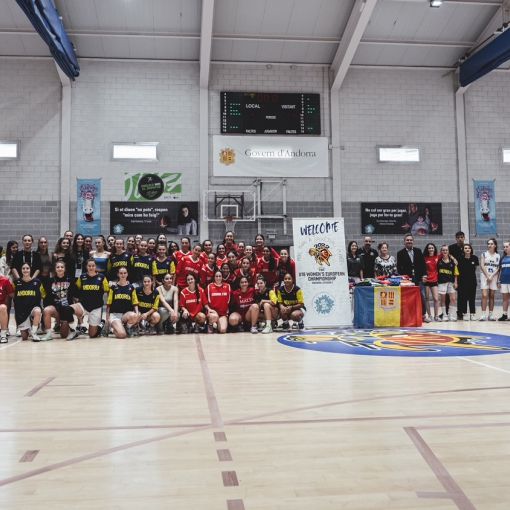 Les seleccions participants en l'Europeu sub18 fan un donatiu a Càritas