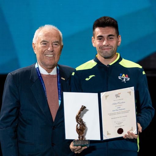Nahuel Carabaña rep el premi al Fair Play en els Europeus d'Atletisme