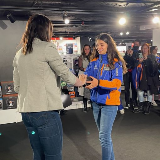 Pyrénées entrega les targetes regals als joves de l'Esquí Club del Pas de la Casa- Grau Roig