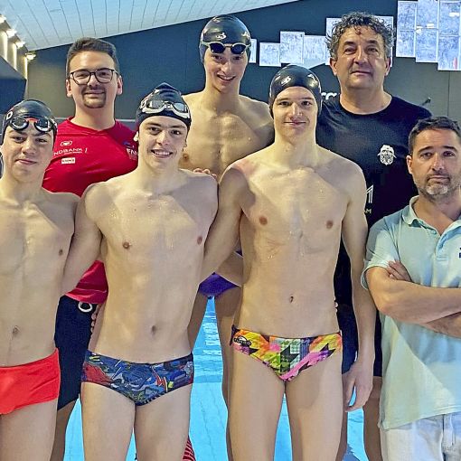 Sis nedadors de la FAN gaudeixen d'una formació impartida per José Bonal