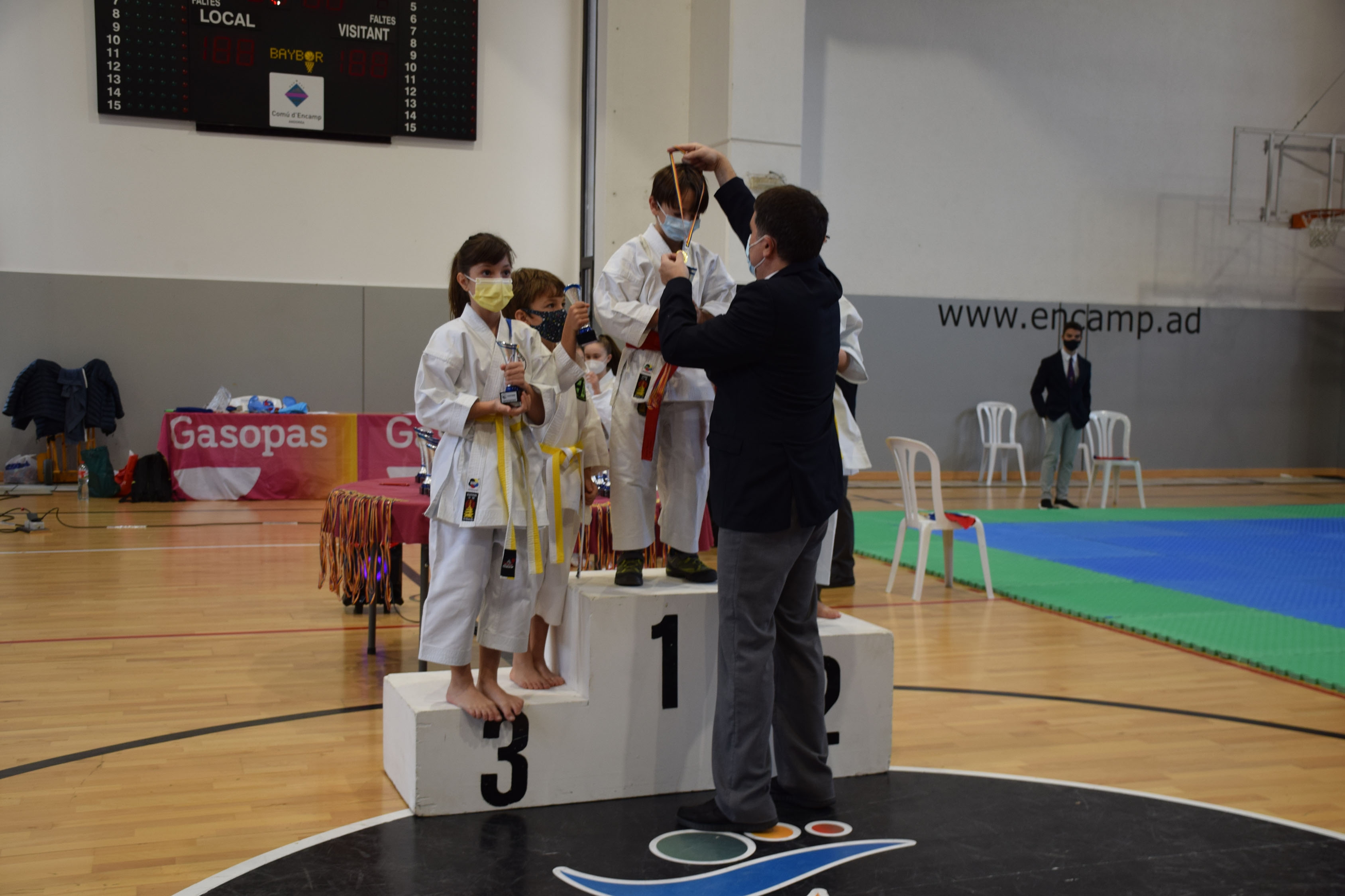 /tmp/156921_karate3.jpg